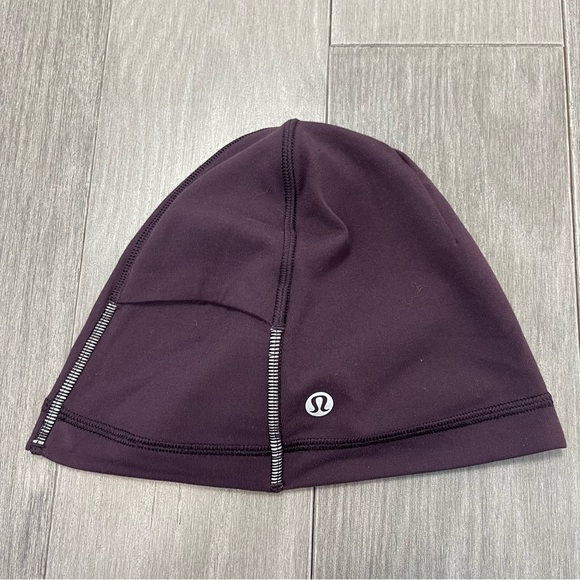 Lululemon Run It Out Toque Black Cherry OS Purple Beanie Hat Pony Tail Opening - Picture 4 of 10